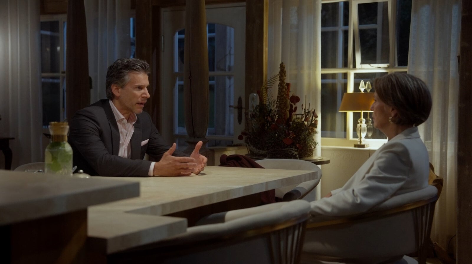 „Rote Rosen“ Victoria tappt nach ihrer Rückkehr direkt in Richards Falle | © NDR/ARD/Studio Hamburg Serienwerft