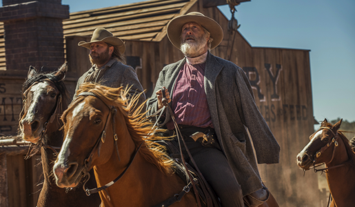 zwei Cowboys sitzen auf Pferden | © James Minchin/Netflix
