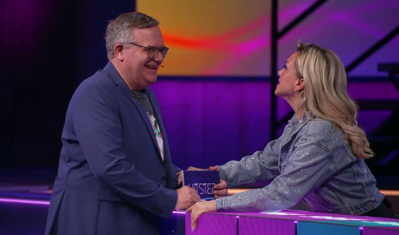 Peinlicher Patzer bei „Hitster“: Evelyn Burdecki hält die Beatles erst für AC/DC | © RTL