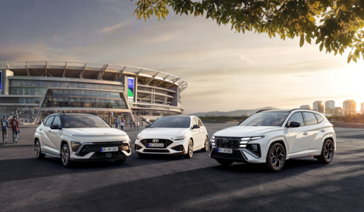 drei Autos stehen vor einem Fußballstadion | © Hyundai