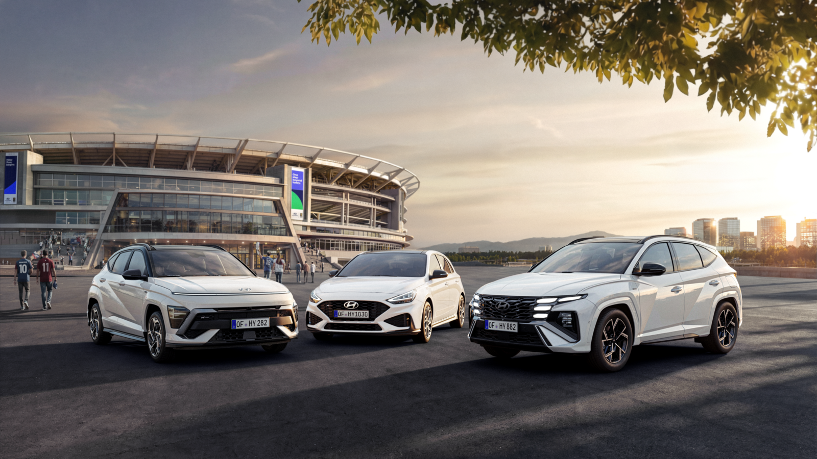 drei Autos stehen vor einem Fußballstadion | © Hyundai