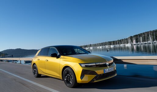 Ein gelber Opel Astra fährt über eine Straße | © Opel