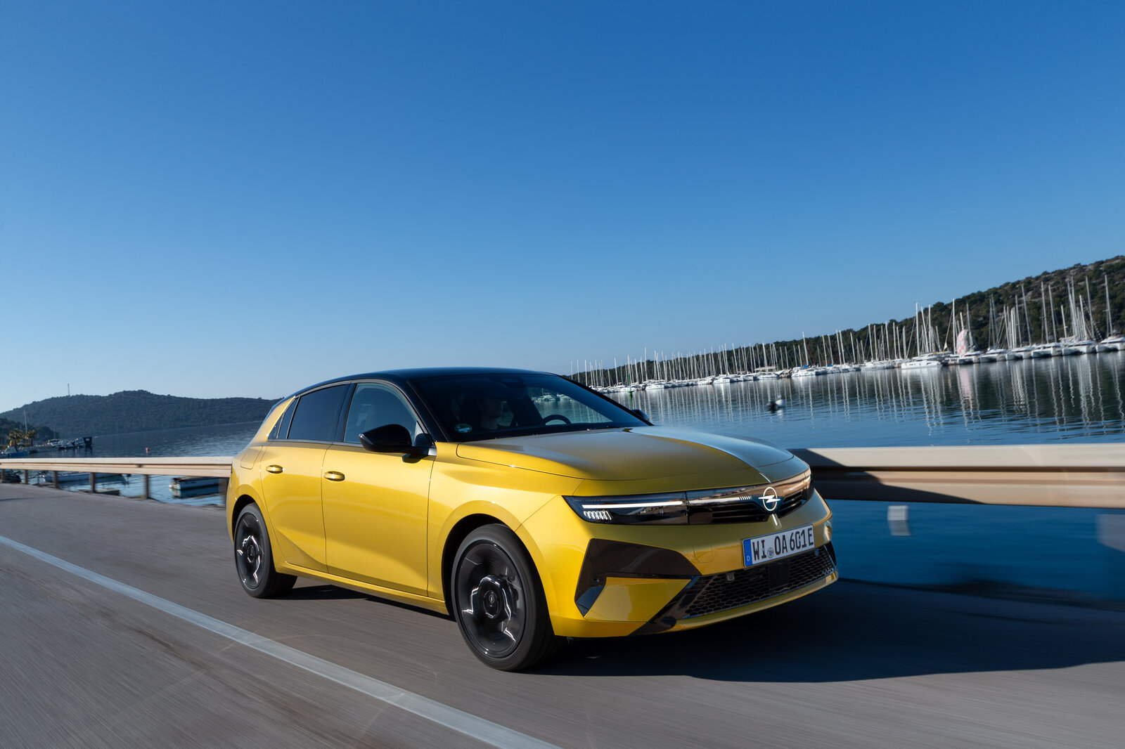 Ein gelber Opel Astra fährt über eine Straße | © Opel