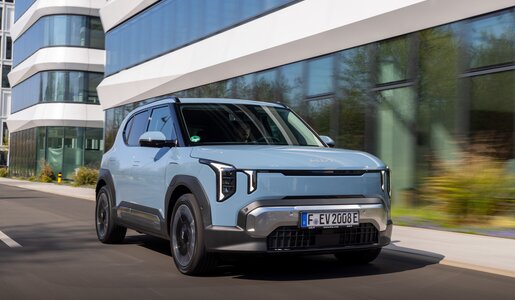 Ein blauer Kia SUV EV2 fährt über eine Straße. | © Kia