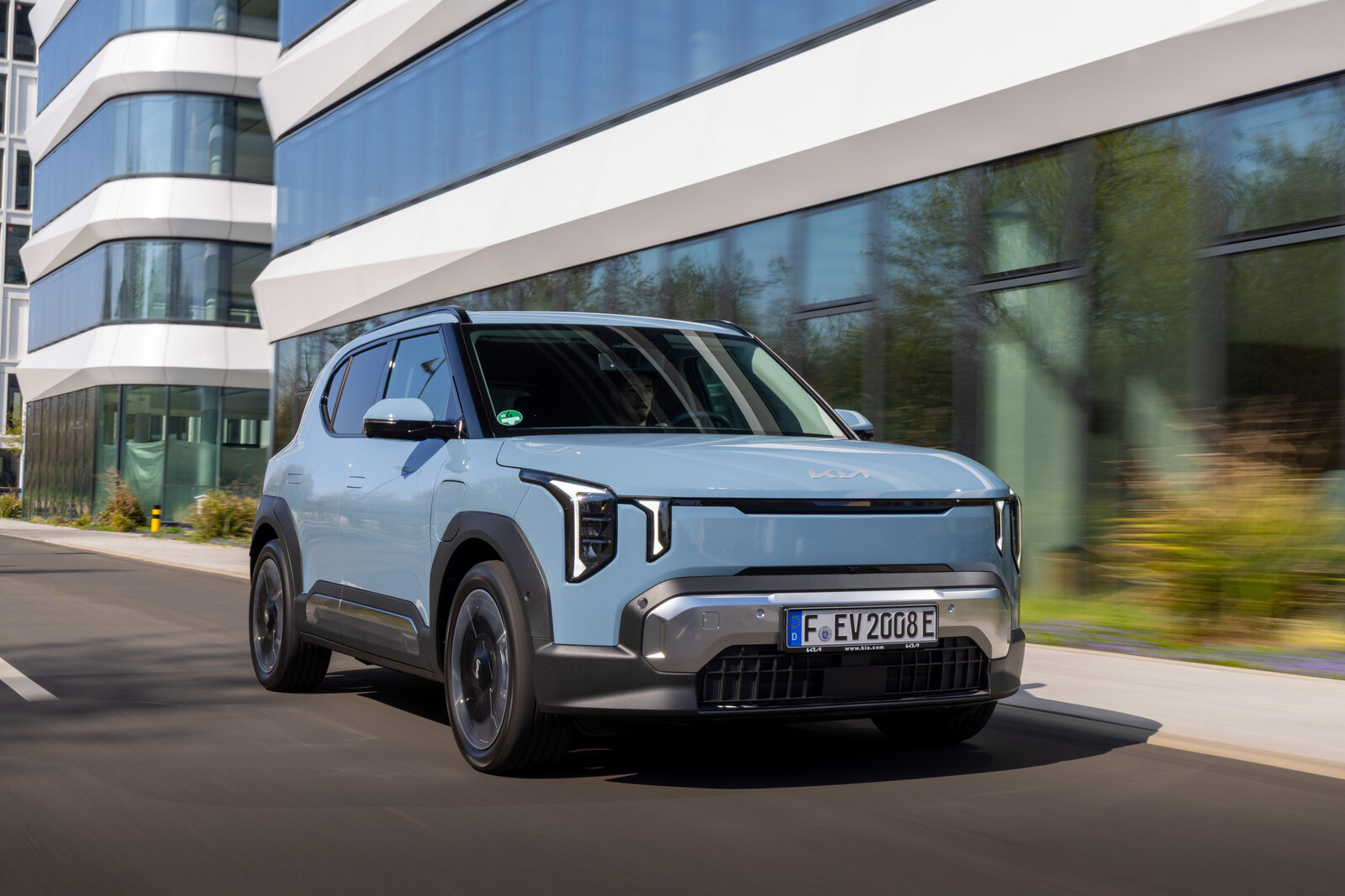 Ein blauer Kia SUV EV2 fährt über eine Straße. | © Kia