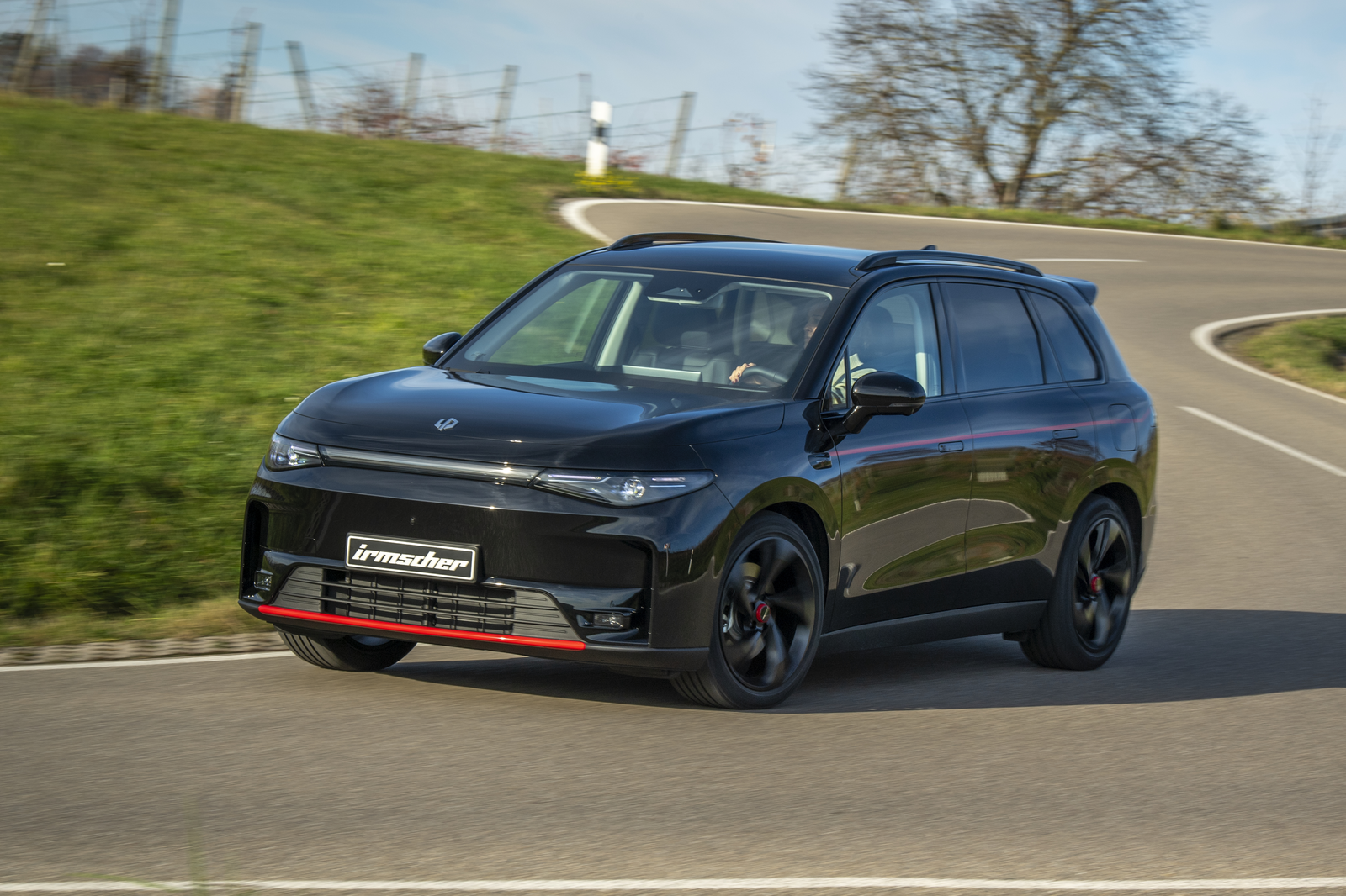 Ein Leapmotor iC10 fährt auf einer Straße | © Leapmotor