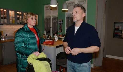 Frau in grüner Steppjacke und Mann im dunklen Pullover stehen angespannt in einer kleinen Küche mit grünen Wänden. | © RTL / Rolf Baumgartner