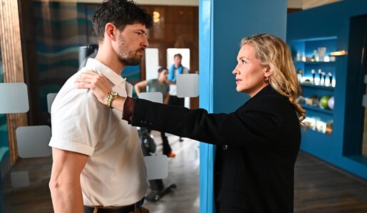 Blonde Frau im schwarzen Blazer legt einem jungen Mann im weißen Poloshirt ernst die Hände auf die Schultern. | © RTL / Julia Feldhagen