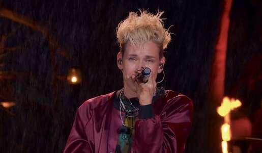 „Sing meinen Song“: Deine Cousine singt im Regen für ihre schwer kranke Mutter | © VOX