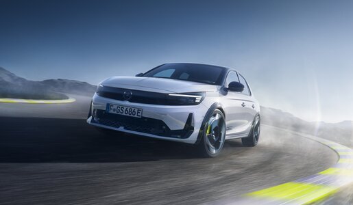 Ein weißer Opel Corsa GSE fährt schnell über eine Straße | © Opel