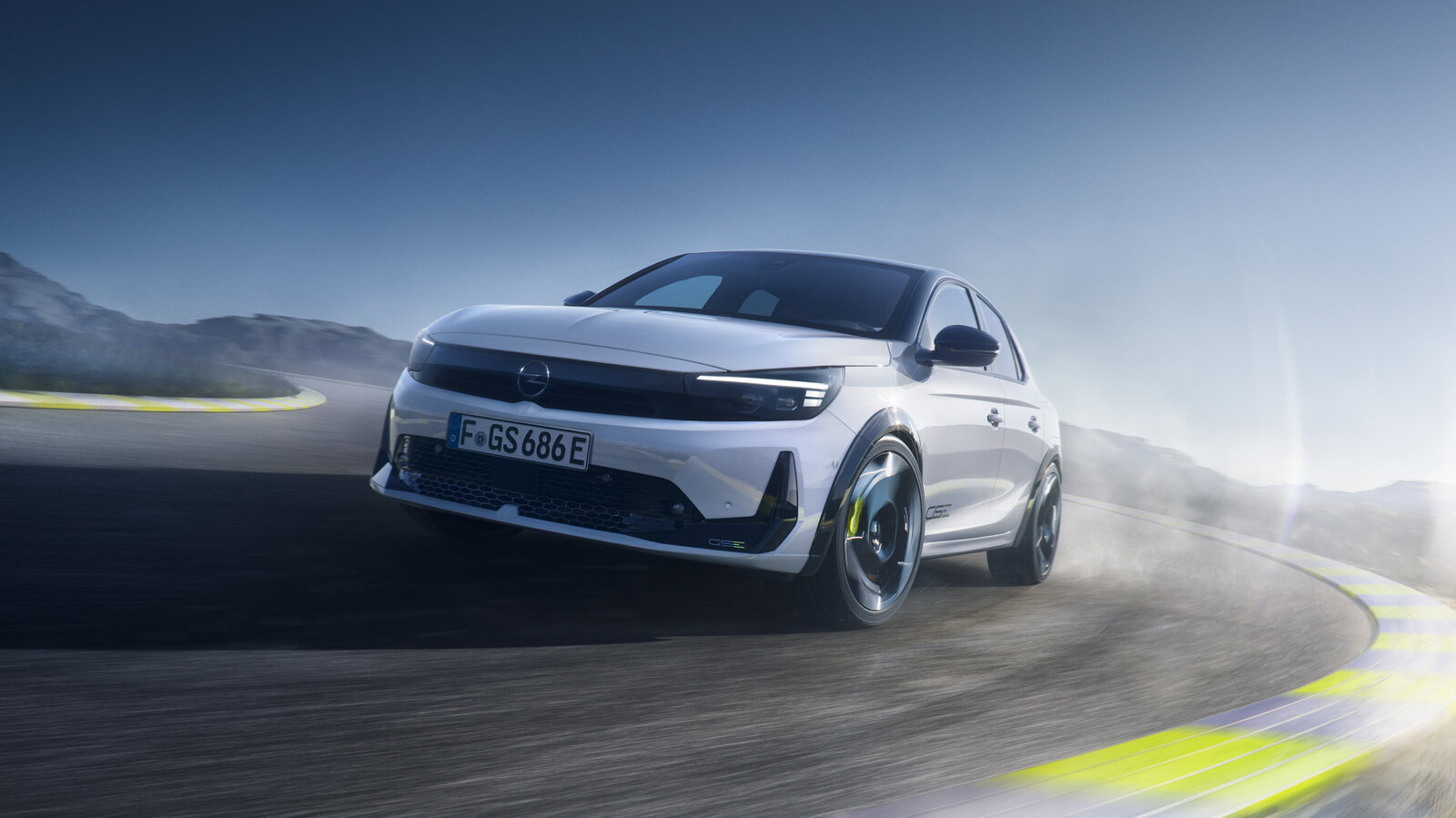 Ein weißer Opel Corsa GSE fährt schnell über eine Straße | © Opel