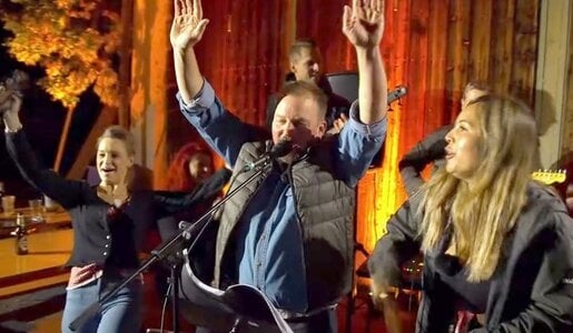 „Bauer sucht Frau“: Milchbauer Andreas zieht große Show ab | © RTL+