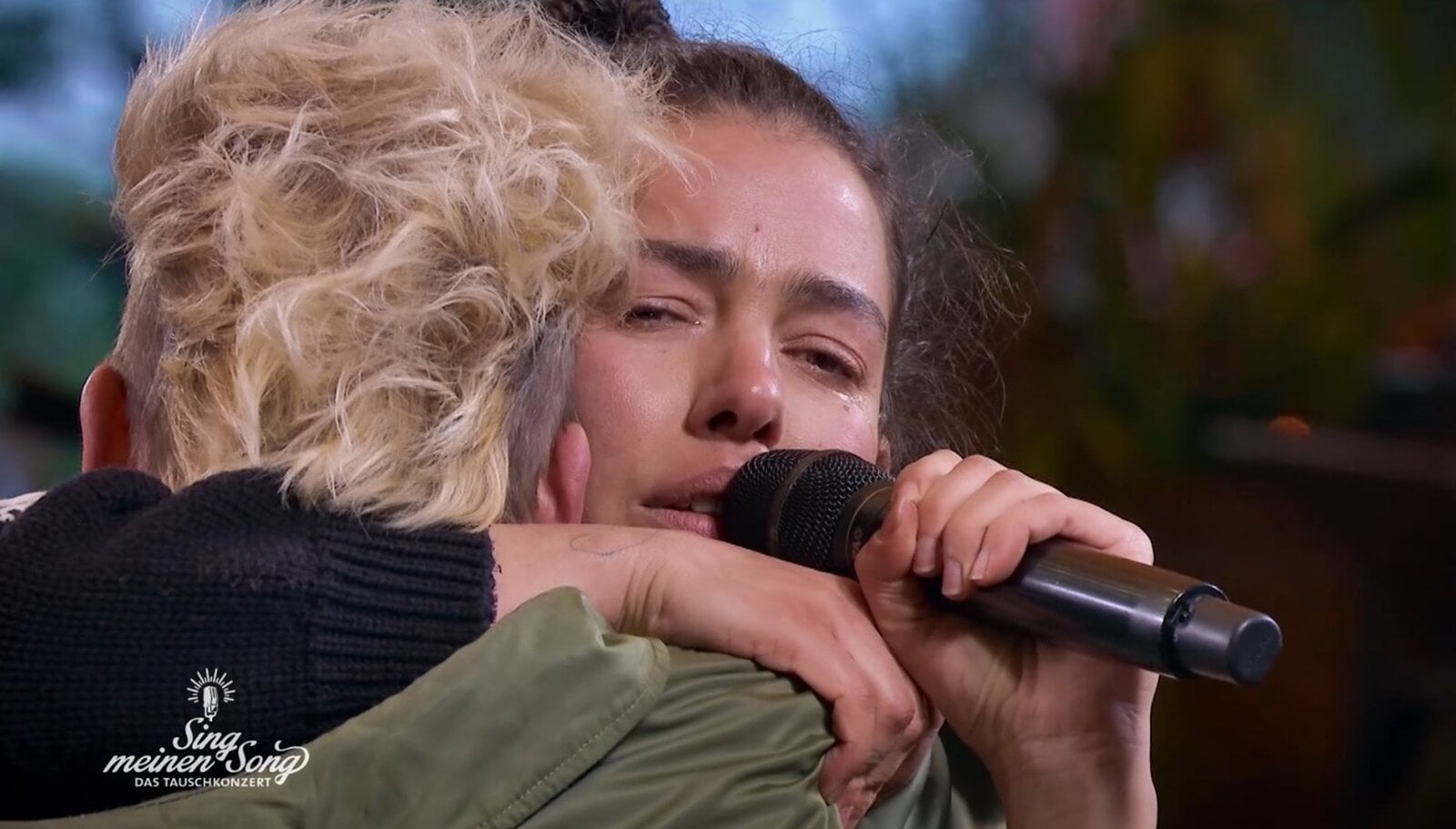 „Sing meinen Song“-Finale: Johannes Oerdings Gäste liegen sich weinend in den Armen | © VOX