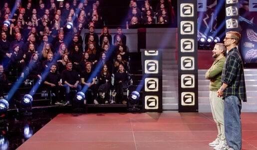 „Alle von ProSieben gegen Joko & Klaas“: Duo gewinnt gegen 777 Mitarbeiter des Senders | © Joyn/Nadine Rupp