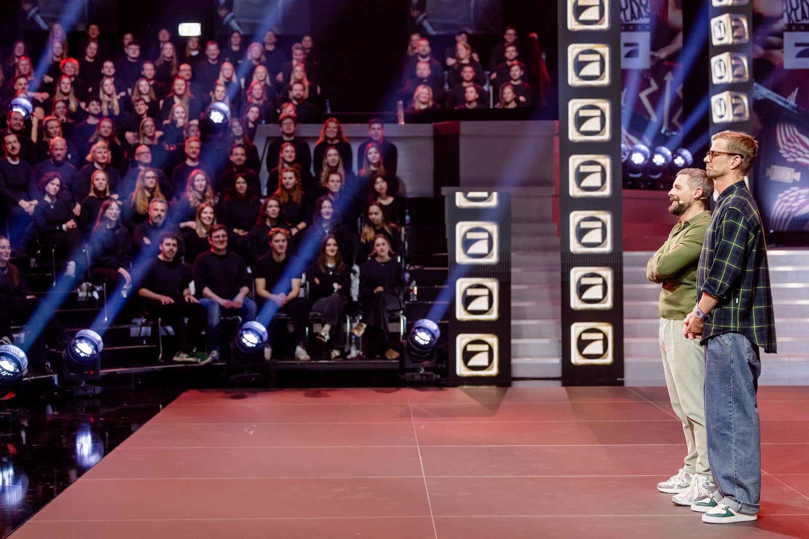„Alle von ProSieben gegen Joko & Klaas“: Duo gewinnt gegen 777 Mitarbeiter des Senders | © Joyn/Nadine Rupp