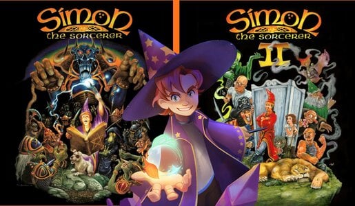 Ein lächelnder junger Zauberer mit violettem Hut hält eine leuchtende Kugel, dahinter die Cover von „Simon the Sorcerer“ 1+2 | © Smallthing Studios / ININ