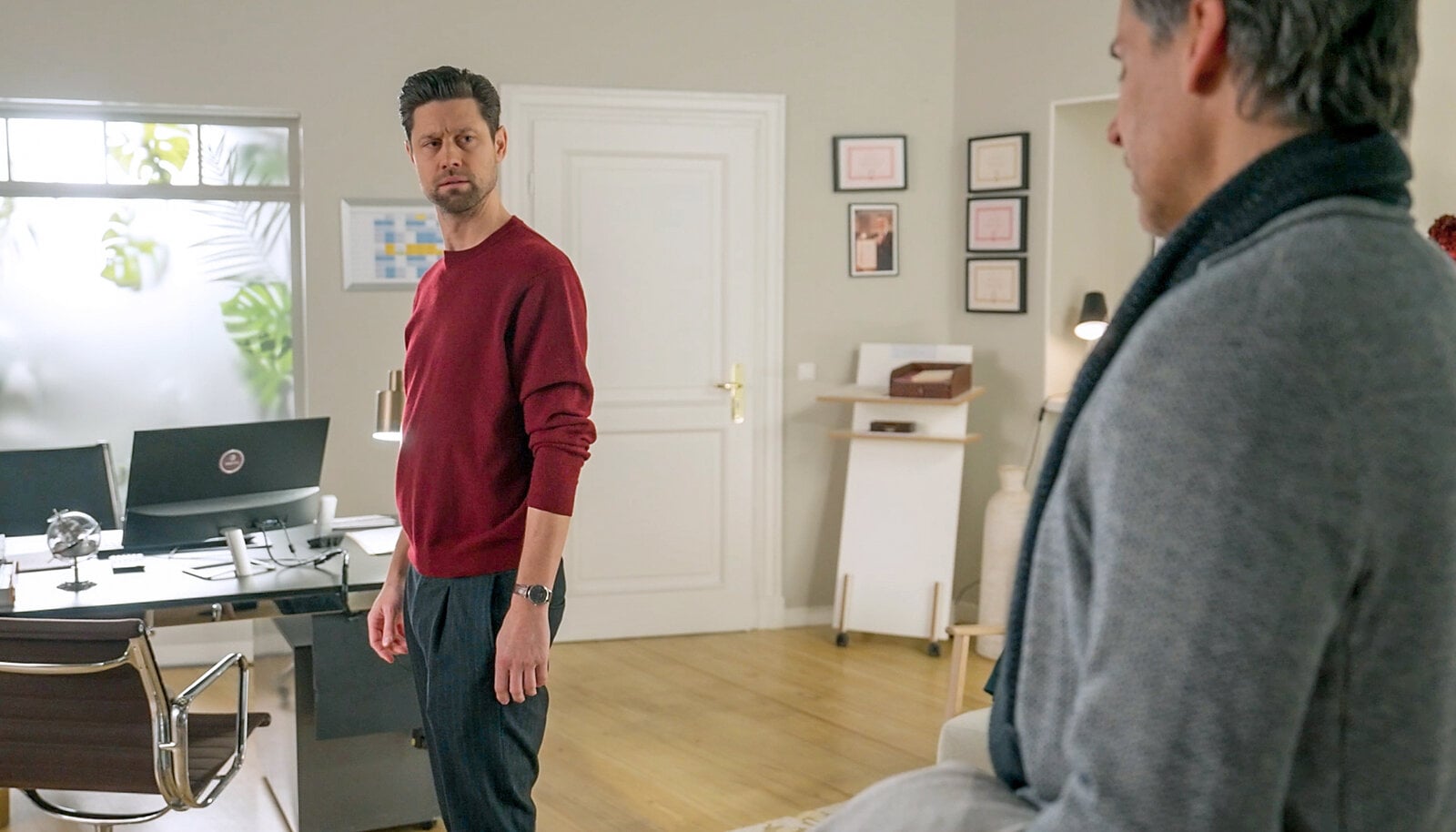 „Rote Rosen“: Liebescomeback vor der Sommerpause? Julius und Richard landen wieder im Bett | © NDR/ARD/Studio Hamburg Serienwerft