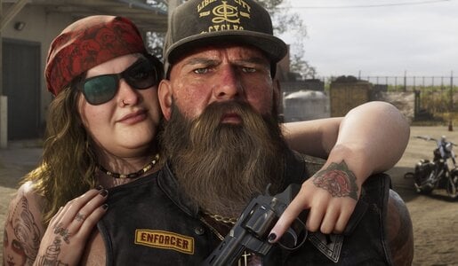 Junge Frau mit Tattoos, Sonnenbrille und rotem Kopftuch umarmt einen ernst blickenden bärtigen Mann vor Motorrädern auf Hof. | © Rockstar Games