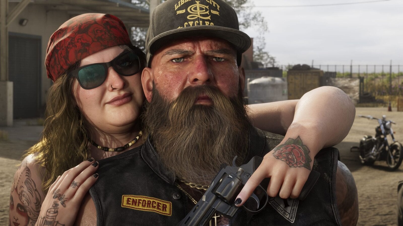 Junge Frau mit Tattoos, Sonnenbrille und rotem Kopftuch umarmt einen ernst blickenden bärtigen Mann vor Motorrädern auf Hof. | © Rockstar Games