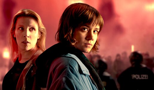 Polizistin Catrin Kogan (Franziska Weisz, l.) und Tochter Luise (Lea Drinda) entfremden sich. | © MDR