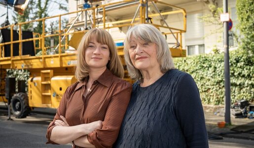 Nina Gummich und Alice Schwarzer am Set von "Alice" | © RBB