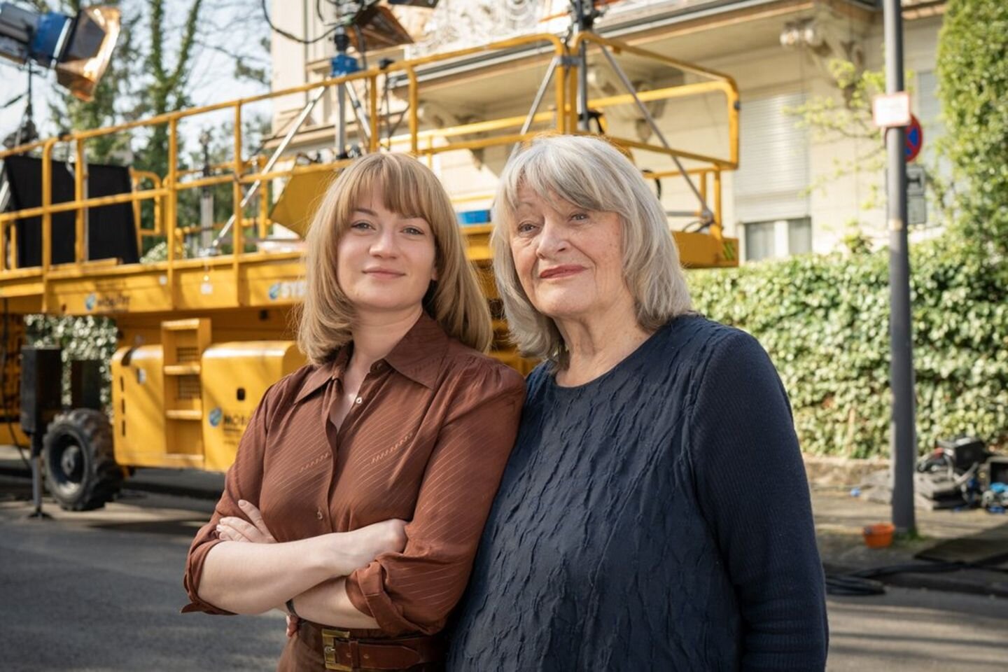 Nina Gummich und Alice Schwarzer am Set von "Alice" | © RBB