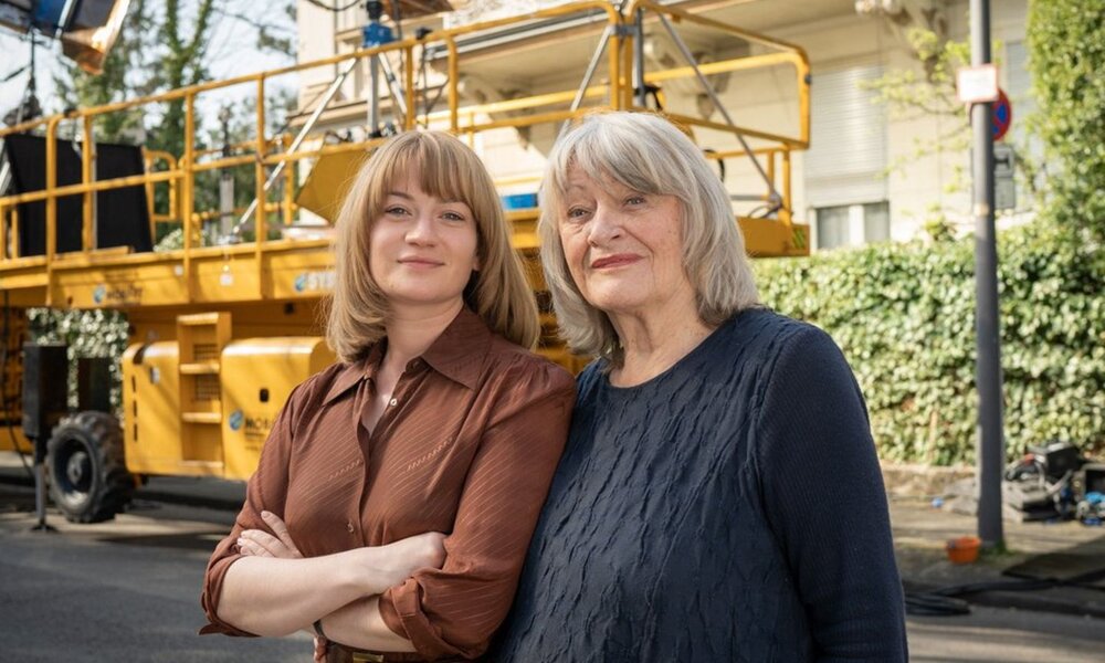 Nina Gummich und Alice Schwarzer am Set von "Alice" | © RBB