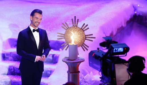 Das Eintreffen des Friedenslichts aus der Geburtsgrotte Jesu ist immer ein Höhepunkt der Show | © MDR