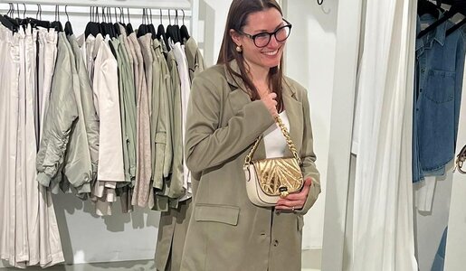 Frau steht in der Umkleide eines Bekleidungsgeschäfts und hat eine Tasche in der Hand | © RTL/Constantin Ent.