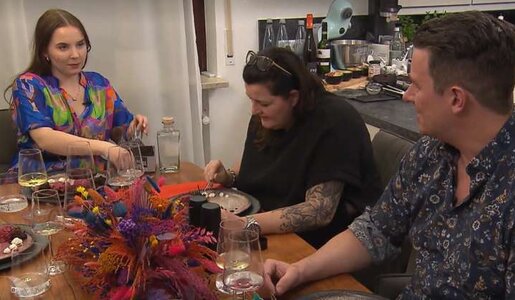 Personen sitzen an einem Tisch und essen | © Screenshot RTL+