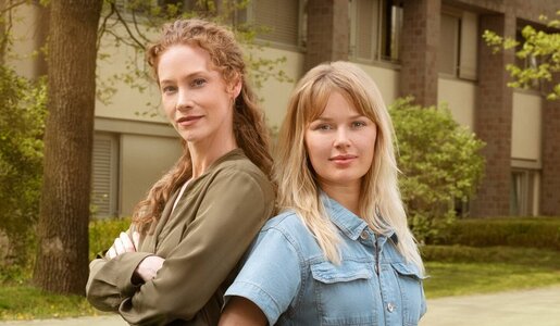 Sina-Valeska Jung (l.) und Isabel Hinz in "Die Spreewaldklinik". | © Sat.1