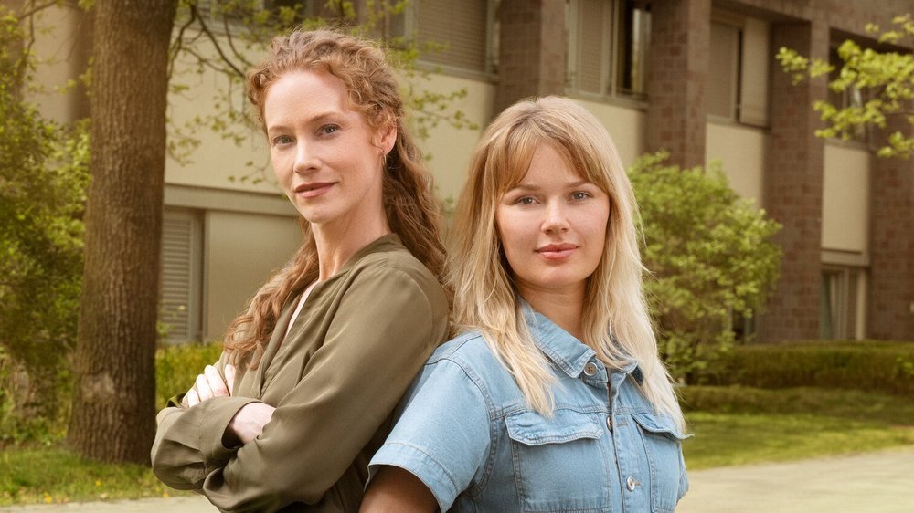 Sina-Valeska Jung (l.) und Isabel Hinz in "Die Spreewaldklinik". | © Sat.1