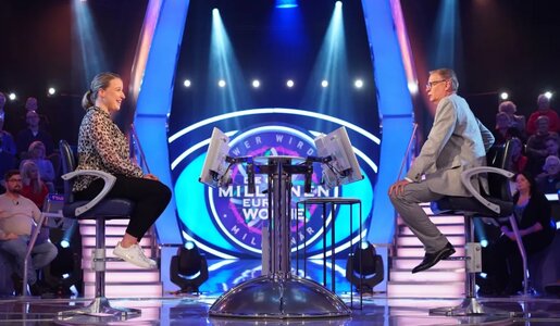 Kandidatin Sabine Weisel erreichte die 16.000 Euro - dank Günther Jauchs Hilfe. | © RTL