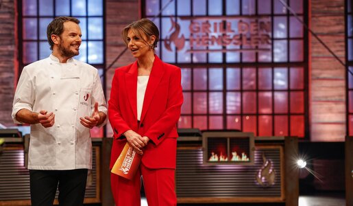 Steffen Henssler und Laura Wontorra bei ,,Grill den Henssler‘‘ | © RTL/Fine Lohmann