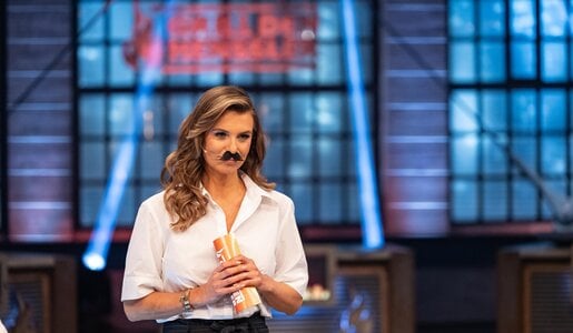 Laura Wontorra moderiert die Kochshow ,,Grill den Henssler‘‘ | © RTL/Fine Lohmann