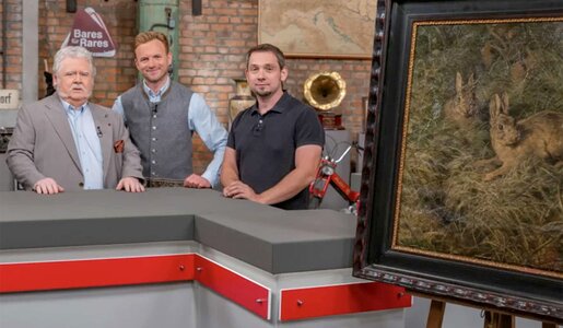 TV-Experte Erich Tromayer (li.) mit Moderator Willi Gabalier und dem Kandidaten. | © ServusTV