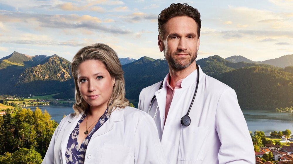 Caroline Frier spielt in der Serie "Die Landarztpraxis" Dr. Sarah König | © Sat.1