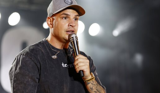 Pietro Lombardi steht auf der Bühne und singt. | © IMAGO/Future Image