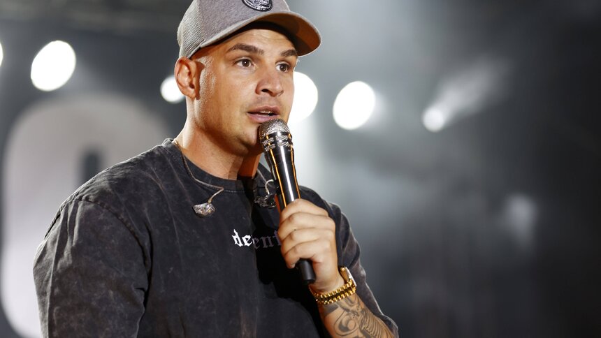 Pietro Lombardi steht auf der Bühne und singt. | © IMAGO/Future Image