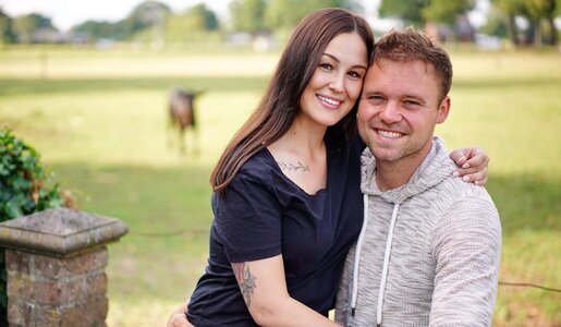Milchviehhalter André und Projektmanagerin Julia lernten sich 2023 bei "Bauer sucht Frau" kennen. | © RTL